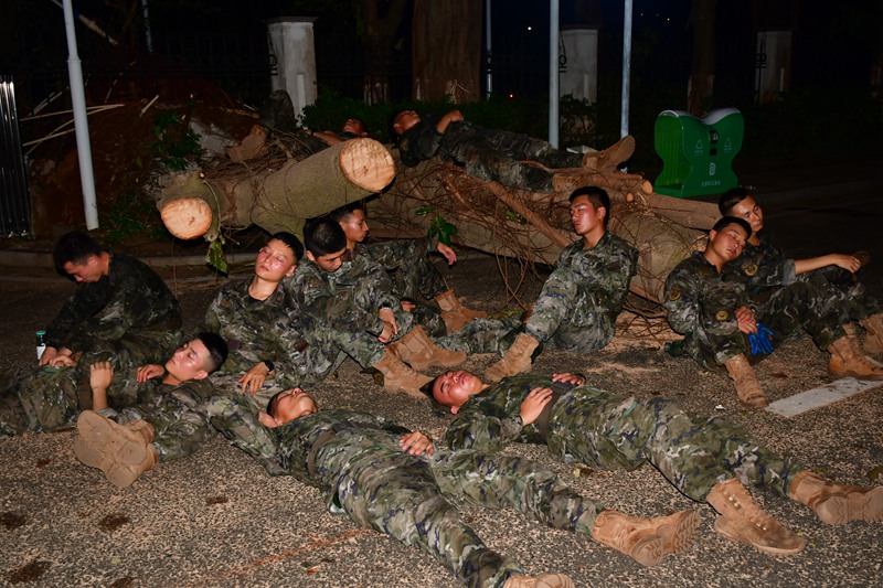 在灾后重建工作间隙，武警官兵就地休息。袁琳松摄