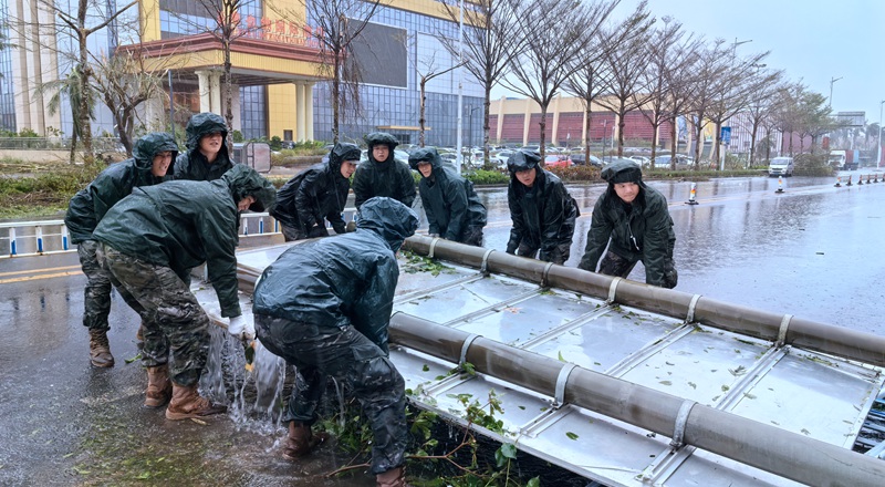 武警海南總隊150余名官兵連續奮戰18小時 清理路障