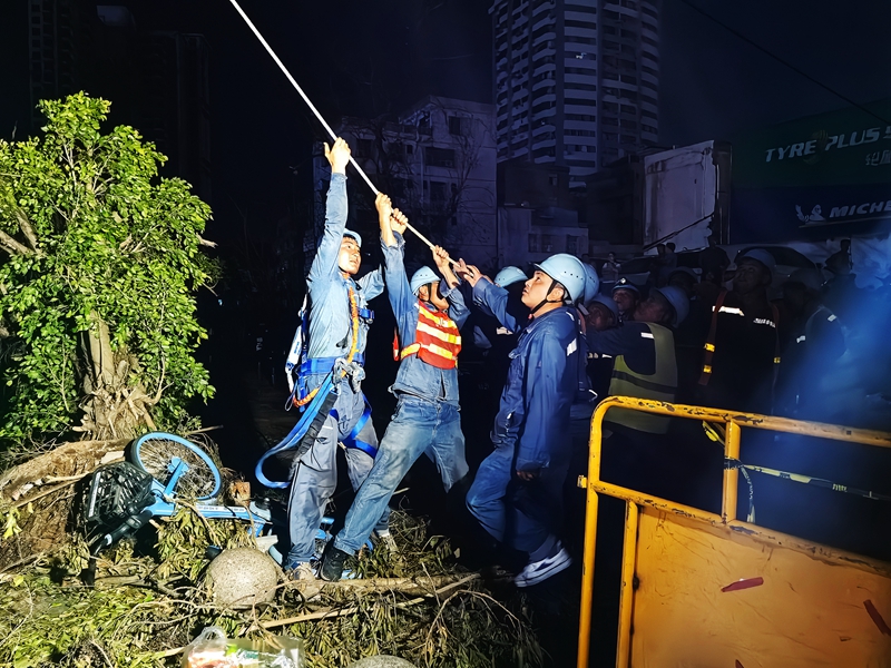 9月9日晚，南方電網廣東天河供電局援瓊搶修隊伍在海口市瓊山區高鐵東站周邊連夜開展搶修復電作業。（容語霞 劉振北） 