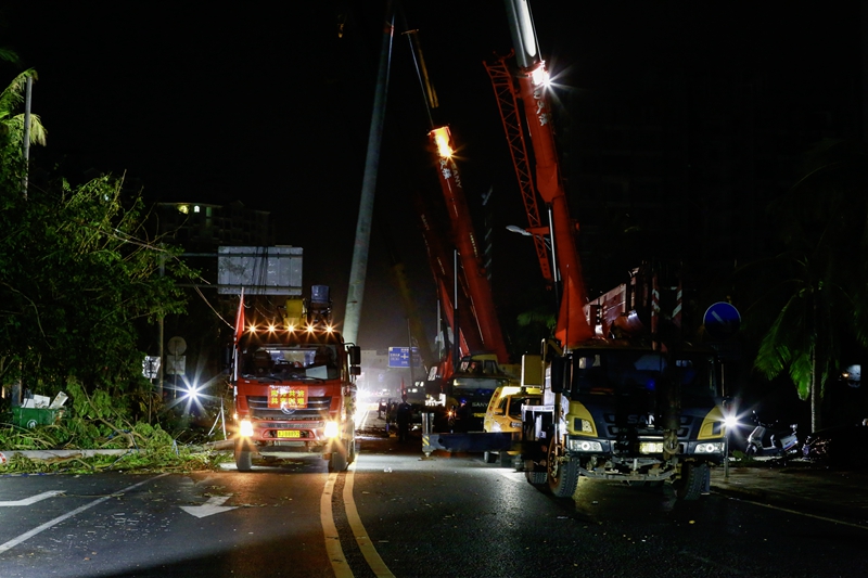 9月9日晚，南方電網貴州都勻供電局搶修隊伍在海南省文昌市文城鎮白金路10千伏高隆灣線搶修現場，正在組織吊車立杆，加快推進搶修復電作業。（魏洪明）