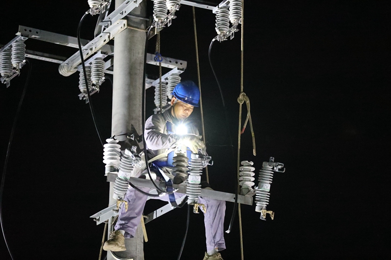 9月10日凌晨，南方電網廣東茂名供電局支援海南電力搶修人員海口市龍華區白水塘路邊連夜開展施工作業。（黃琦之）