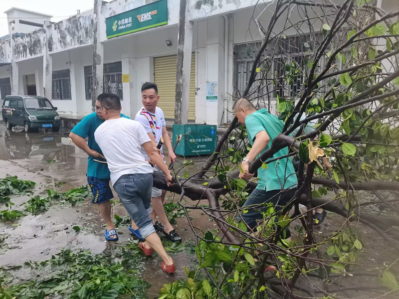 海口市郵政分公司工作人員正在清理運營場地