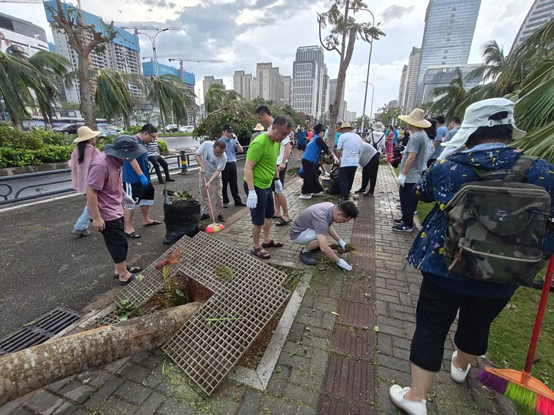 海南省分公司直屬機關黨員參與道路清障工作。