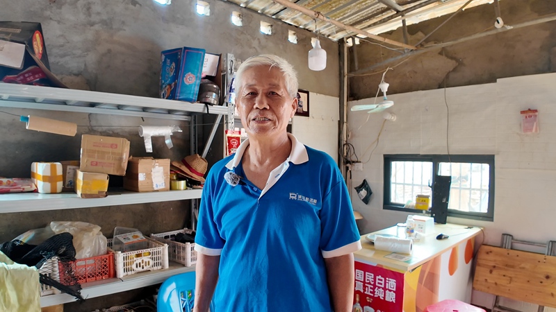 便民服務站站長陳阿公介紹台風的影響。黃文燕攝