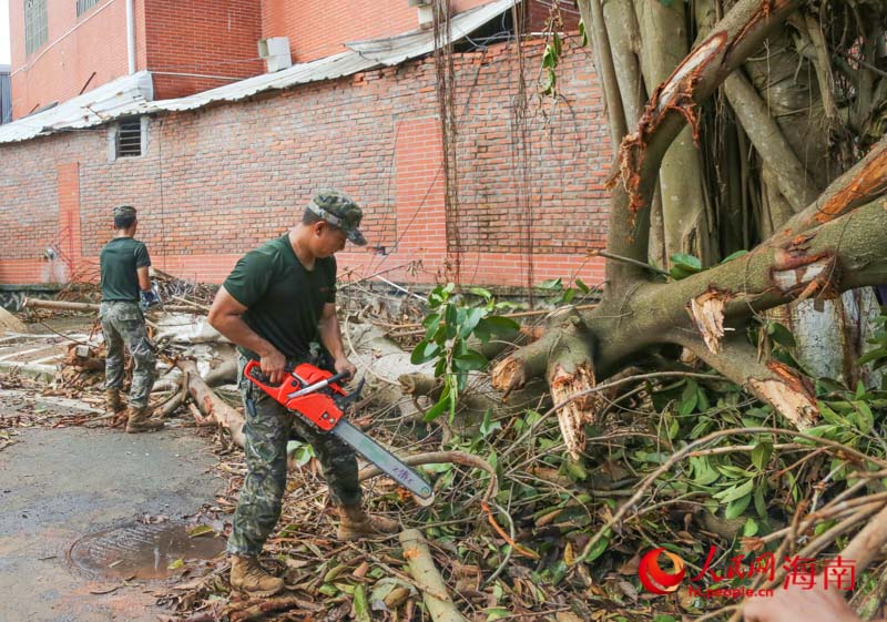 武警官兵正在进行清障。人民网记者 牛良玉摄