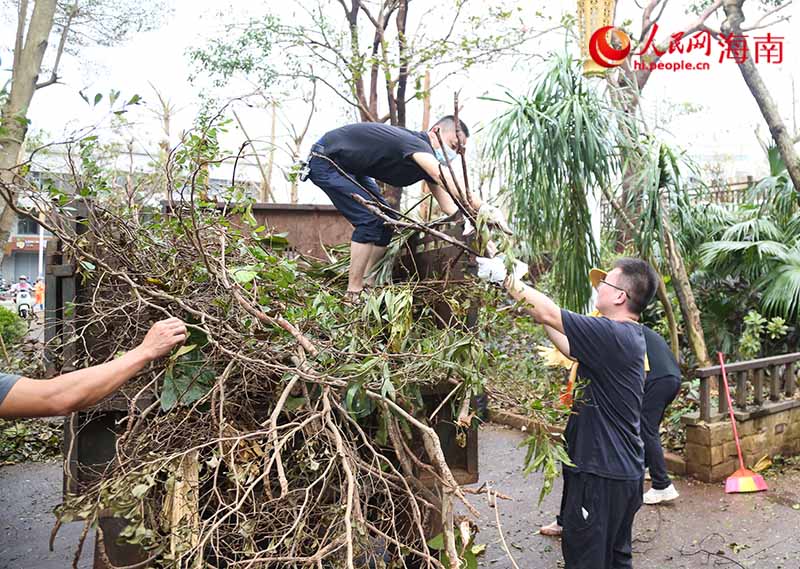 獅子嶺園區正緊鑼密鼓地進行清障。人民網記者 牛良玉攝