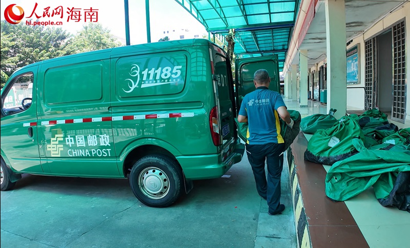 吳育仙將郵件搬運裝車。人民網記者 李學山攝