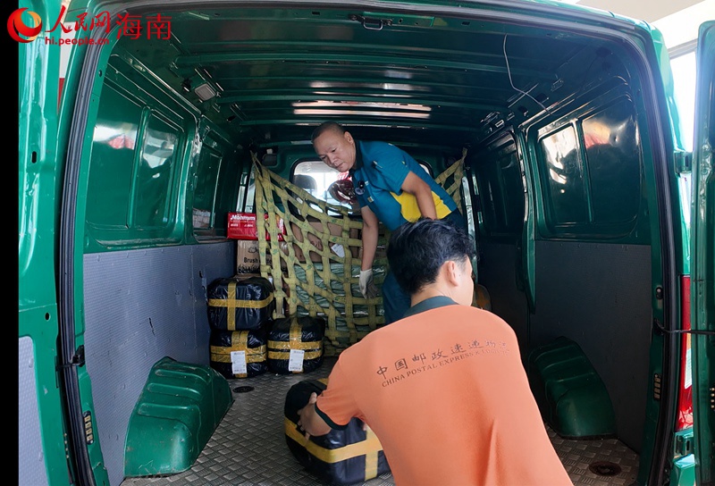 吳育仙將郵件搬運裝車。人民網記者 李學山攝