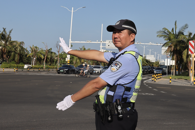 交警在路口执勤。 钟玲摄