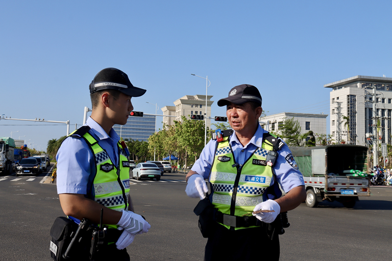 交警在路口执勤。 钟玲摄