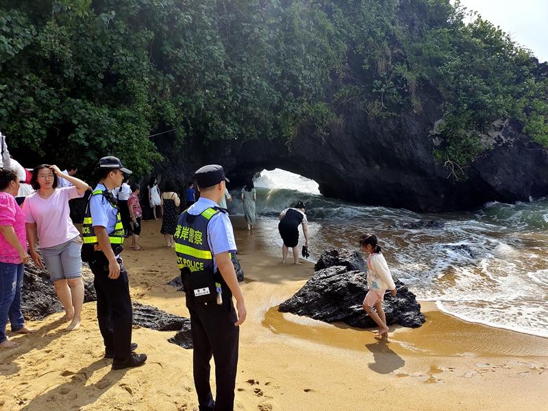 龙滚海岸派出所在万宁燕子洞景区巡逻。海南省海岸警察总队供图