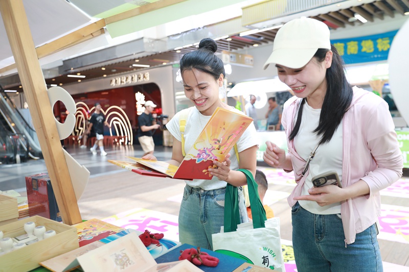 市民逛报刊订阅集市。黄文燕摄