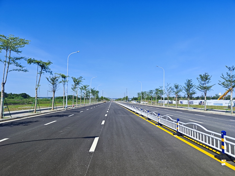 剛剛完工的道路。陸進炳攝