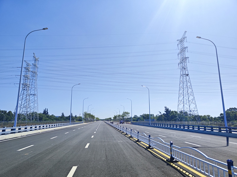 剛剛完工的道路。陸進炳攝