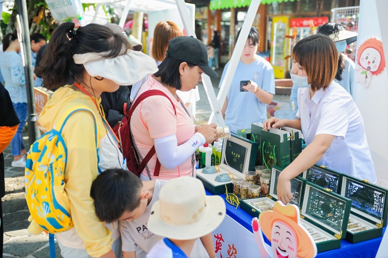 活動現場，琳琅滿目的農產品引市民游客圍觀。 主辦方供圖