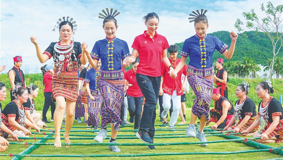 海南北京兩地代表團的運動員一同跳竹竿舞