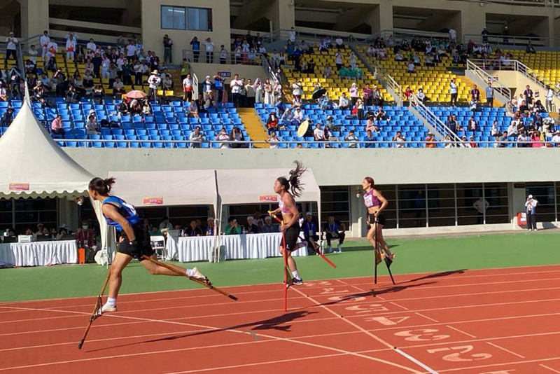 11月29日，運動會高腳競速女子決賽現場。人民網 熊淑婷攝