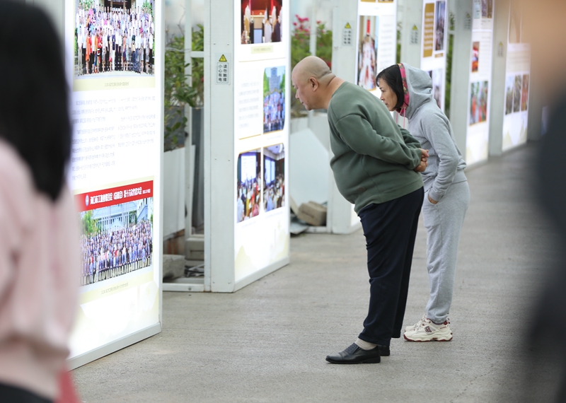 市民游客参观图片展。 主办方供图