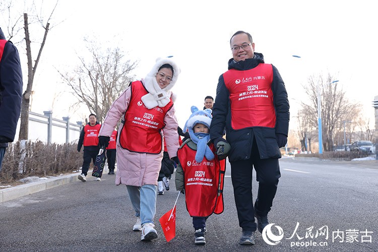 市民徒步迎接新年。人民网记者 富丽娟摄