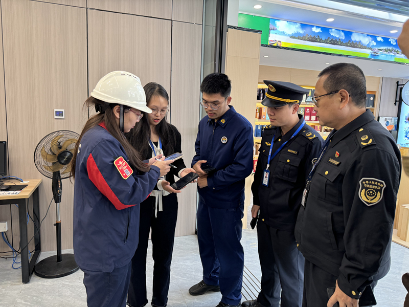 1月2日，海口市秀英区应急管理局等7家单位的监管执法人员在中石化永万加油加气站开展“综合查一次”联合检查。海南省营商环境建设厅供图