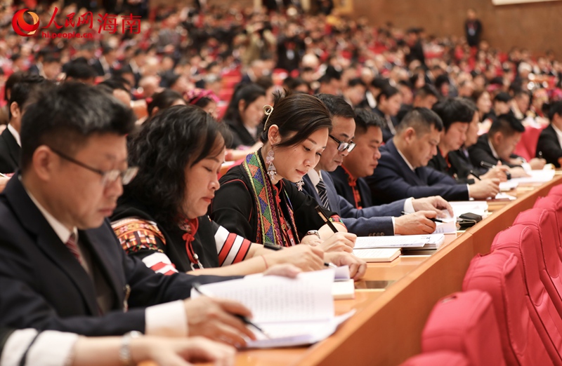 省人大代表听取大会报告。人民网记者 符武平摄