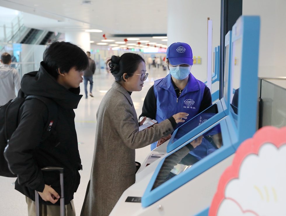 春运首日 海南铁路志愿者让返乡旅途更温暖