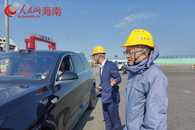 朱章仁（右二）与同事一起协助旅客登船。 人民网记者 孟凡盛摄