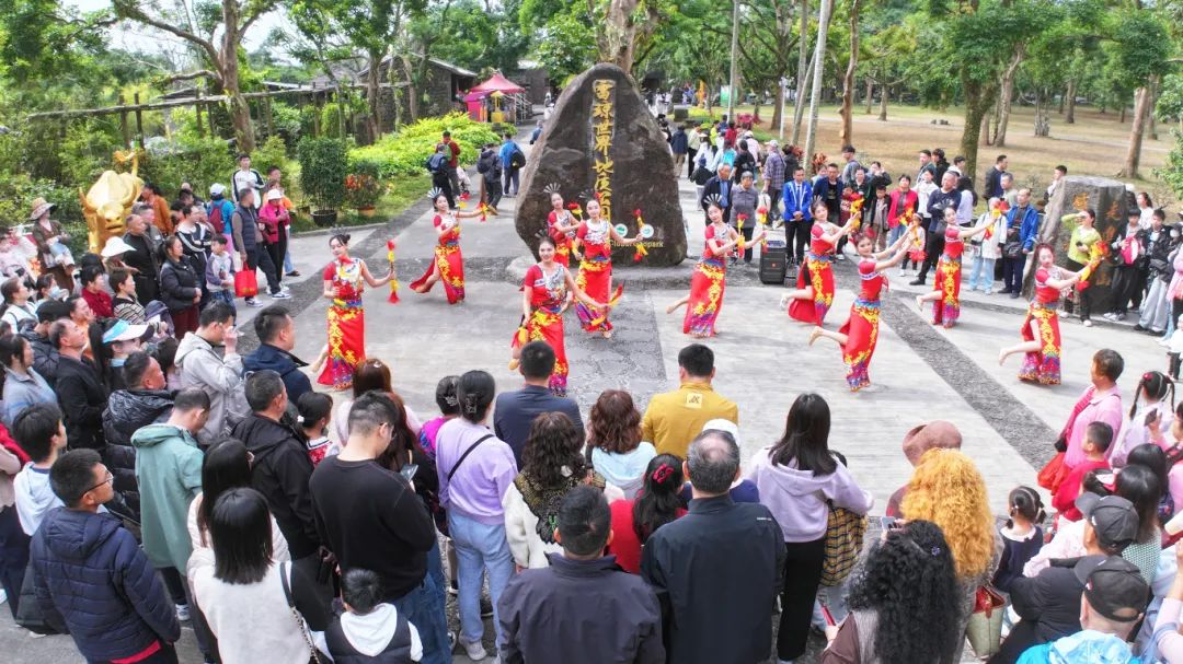 海口火山口公園的新春表演。海口旅文局供圖