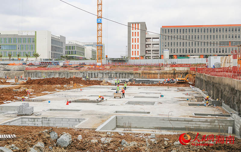 海口國家高新區生物醫藥產業創新中心項目建設現場，工人們干得熱火朝天。人民網記者 牛良玉攝.jpg