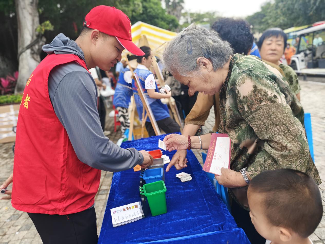 志願者為市民普及垃圾分類知識。李玉祥攝