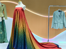 消博会上展出的精美服饰