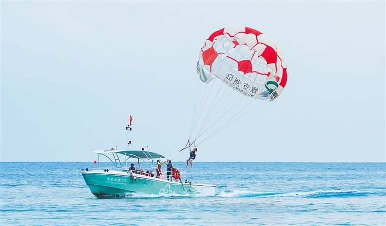 5月1日，游客在三亚市大东海旅游区体验水上项目。海南日报全媒体记者 王程龙 摄