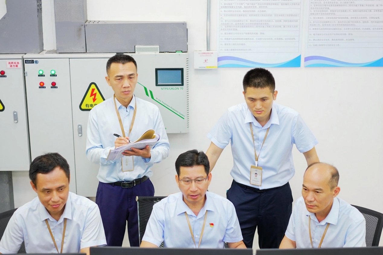 研判会商安全生产形势。新海港供图