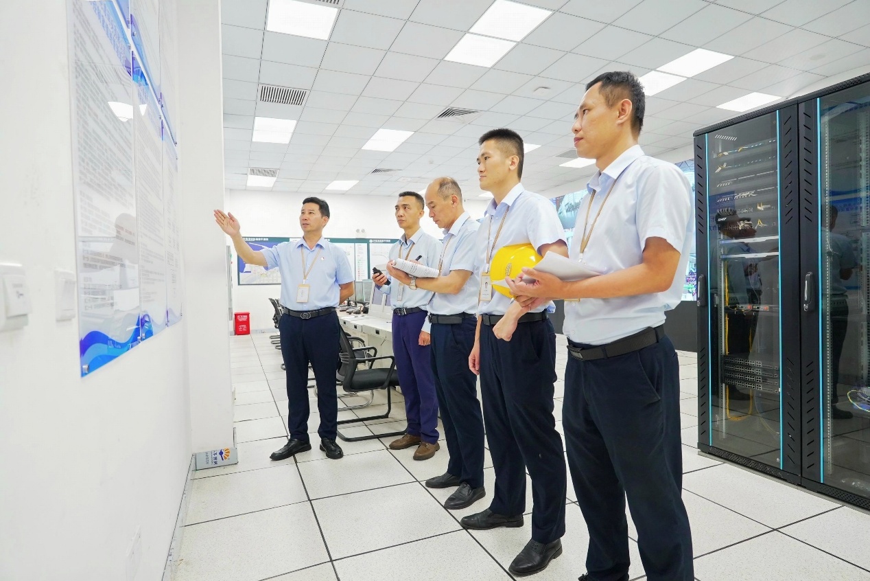 集体学习安全制度。新海港供图