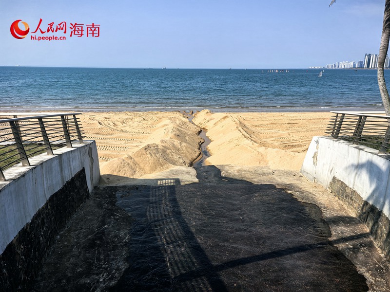 西海岸海滩排水口有少量水排入大海。