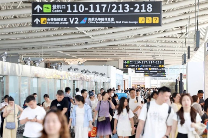 三亚凤凰国际机场航站楼出行客流。三亚凤凰国际机场供图