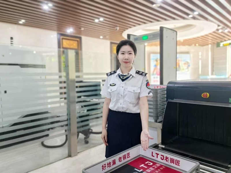李蓓在安全检查站分流引导。三亚凤凰国际机场供图