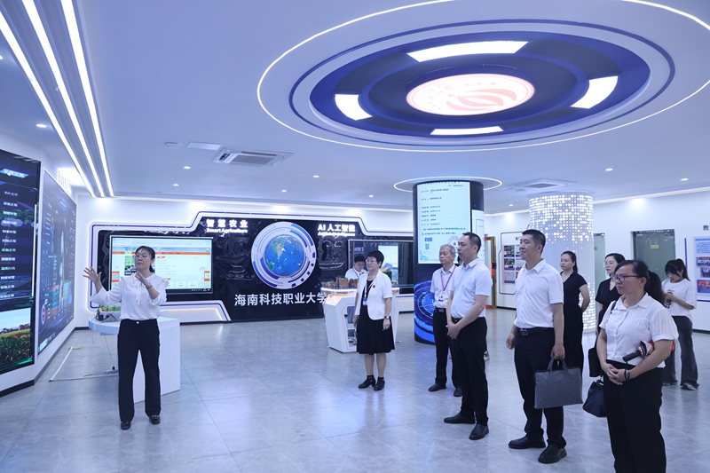 参观了解学校办学成果。琼中人社局供图