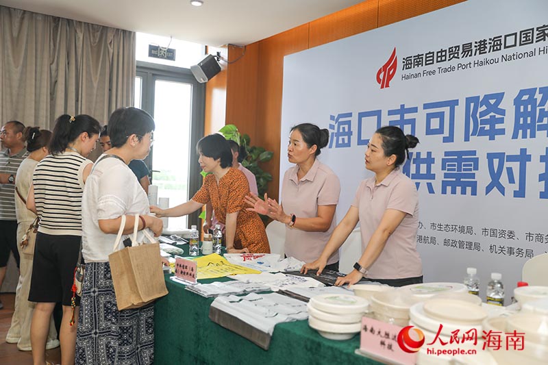 采购商现场了解产品相关情况。人民网记者 牛良玉摄