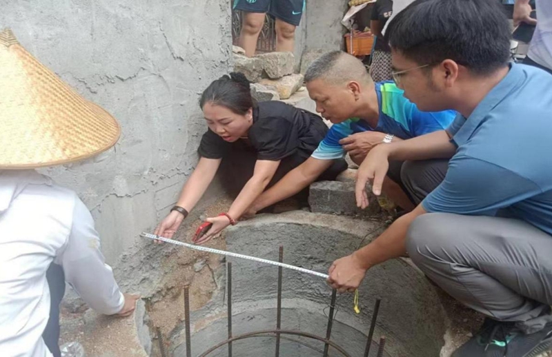 2024年4月，临高县新盈镇昆社村民符思灵打算在宅基地原址建房。拆除旧房后，与邻居房屋间23cm的缝隙引发争议。经过不懈努力，双方态度转变并达成一致，将23cm间距设为公共区域，约定不得用于建设。工作人员当即组织双方签订调解协议，持续数月、矛盾升级的纠纷得以解决，邻里关系恢复和谐。图片由临高县综治中心提供