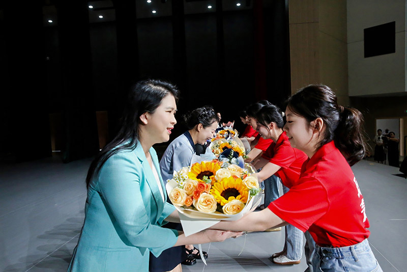學生代表向宣講團成員獻花。主辦方供圖