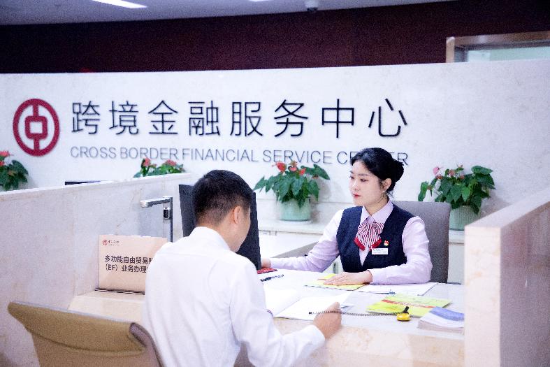 中国银行员工为客户办理EF账户业务