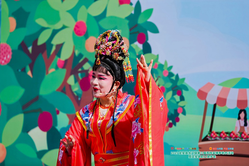 活动现场，演员为市民游客献上琼剧表演。主办方供图