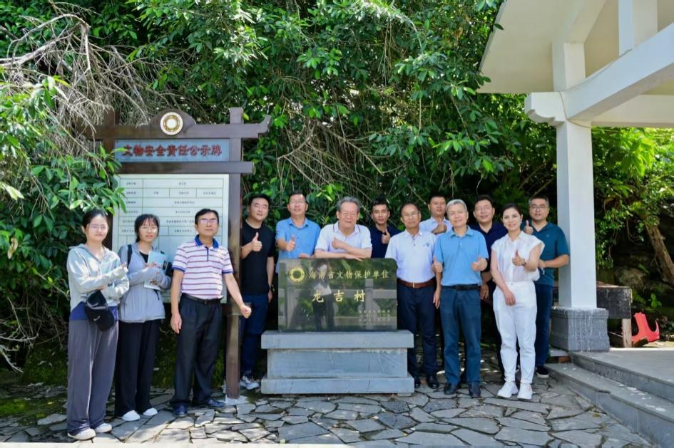 考察组在老城镇龙吉村考察，根据充分史料证明，这里是古驿道自琼州府城入澄迈境内第一站——七里铺。