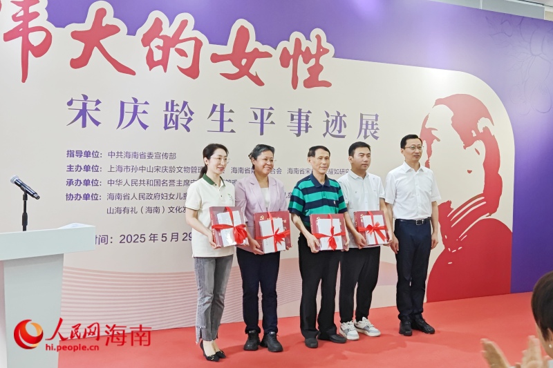 现场赠书环节。 人民网 枉源摄