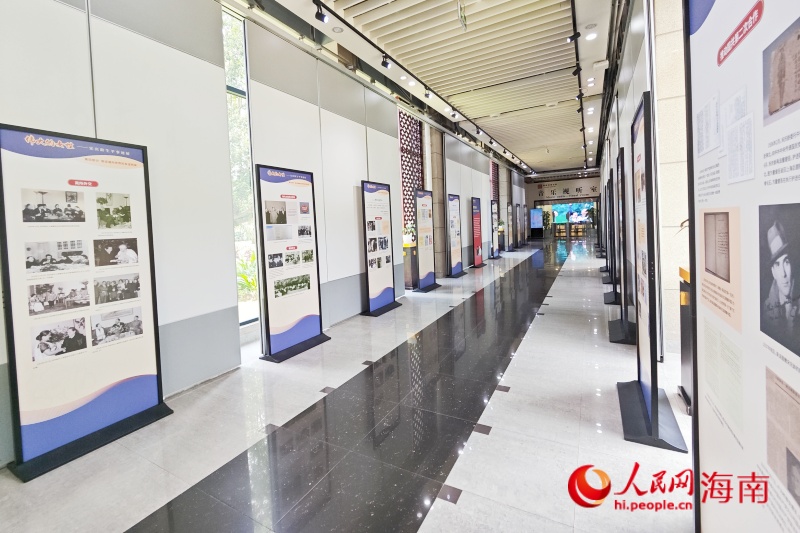 “伟大的女性——宋庆龄生平事迹展”海南省图书馆展览现场（局部）。 人民网 枉源摄