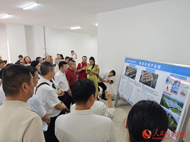 省内商协会、企业代表进行实地调研走访。人民网记者 牛良玉摄