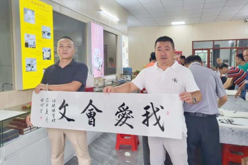 书画名家们现场即兴挥毫泼墨。主办方供图