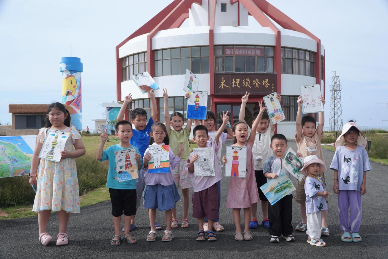 6月1日，小朋友在環島木欄頭燈塔文化驛站體驗親子繪畫嘉年華活動。主辦方供圖
