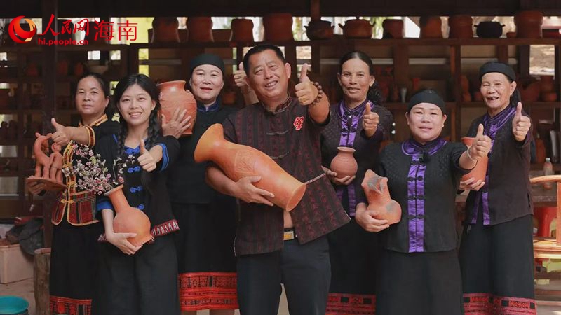 符秋蓮（右二）在三亞黑土黎陶農民專業合作社。人民網 熊淑婷攝